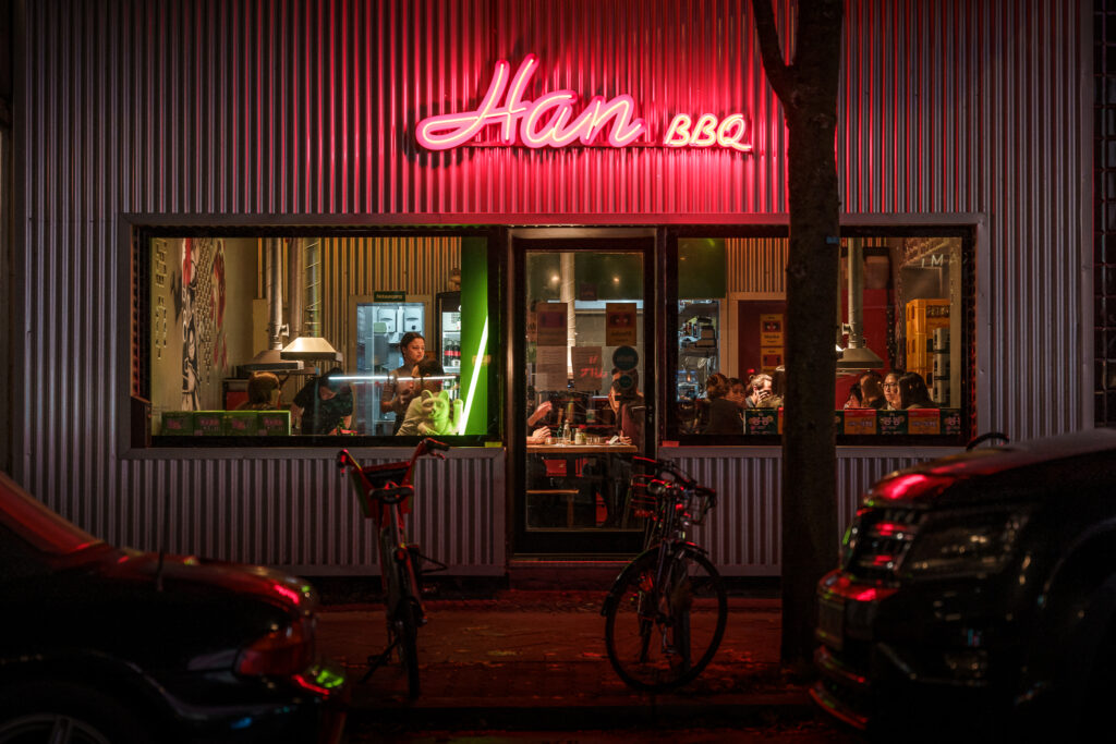 BBQ Restaurant Fassade mit Neonschrift